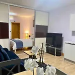 Lovely 1 Bed Studio Apartment With Free Parking